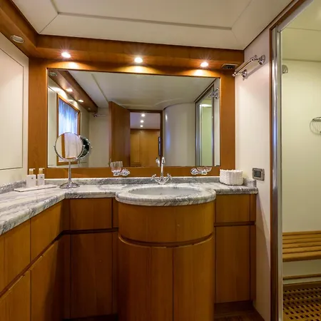 Yacht Newfield Janov