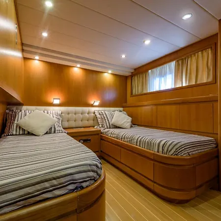 Botel Yacht Newfield