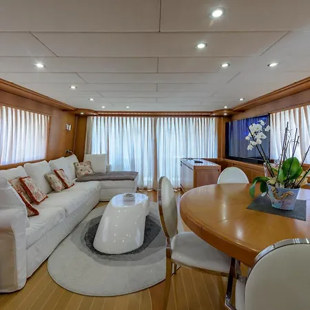 Yacht Newfield بوتيل *
