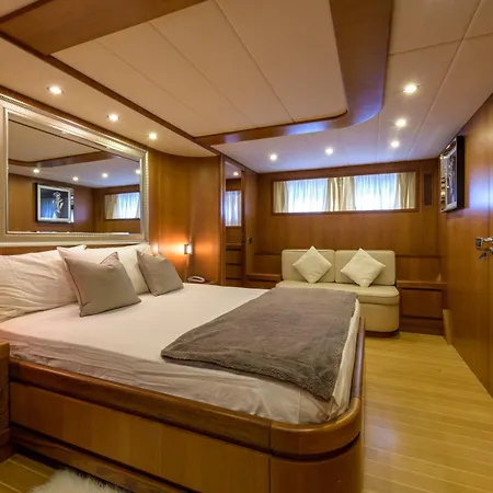Yacht Newfield Botel Janov