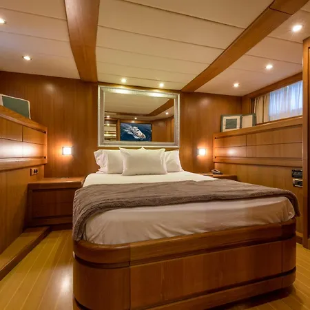 Yacht Newfield